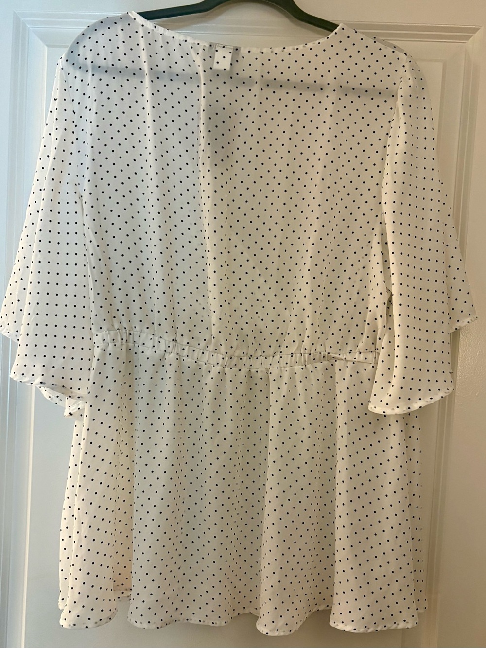 ⚫️ NWT Torrid 2 White with Black Polka Dot Surplice Peplum Tunic - Picture 2 of 3